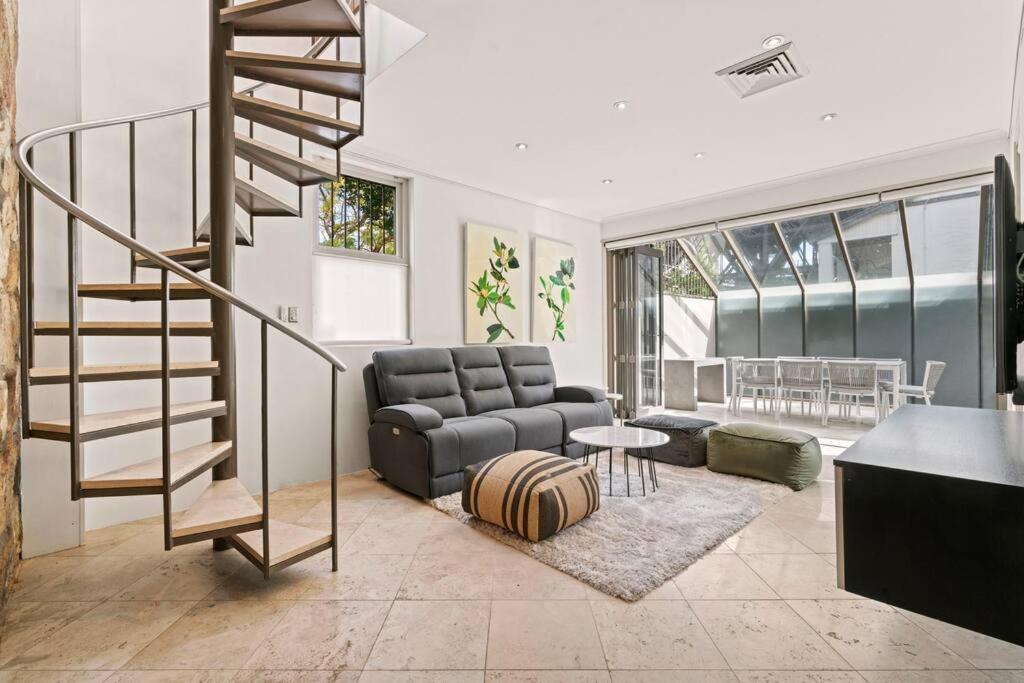 Spectacular Views In Kirribilli Holiday home Sydney